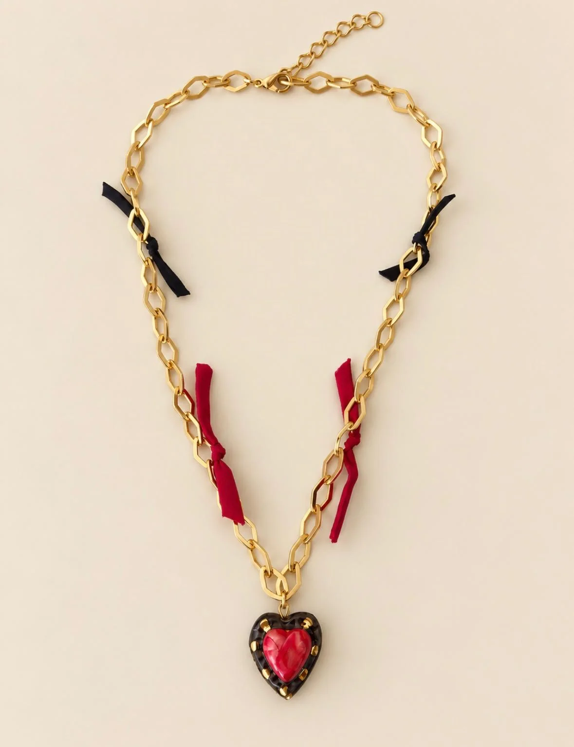 Collar Trévola de cadena dorada con corazón y lazos