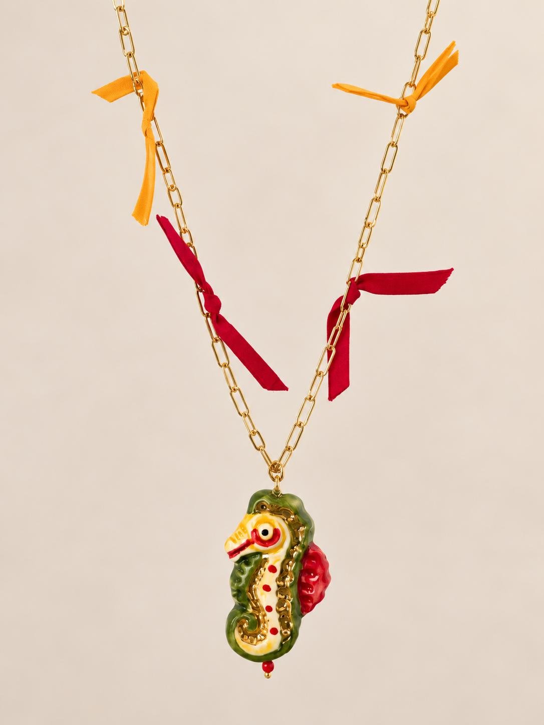 Colgante de caballito de mar de cerámica siciliana con cadena dorada y lacitos de seda naranja y granate