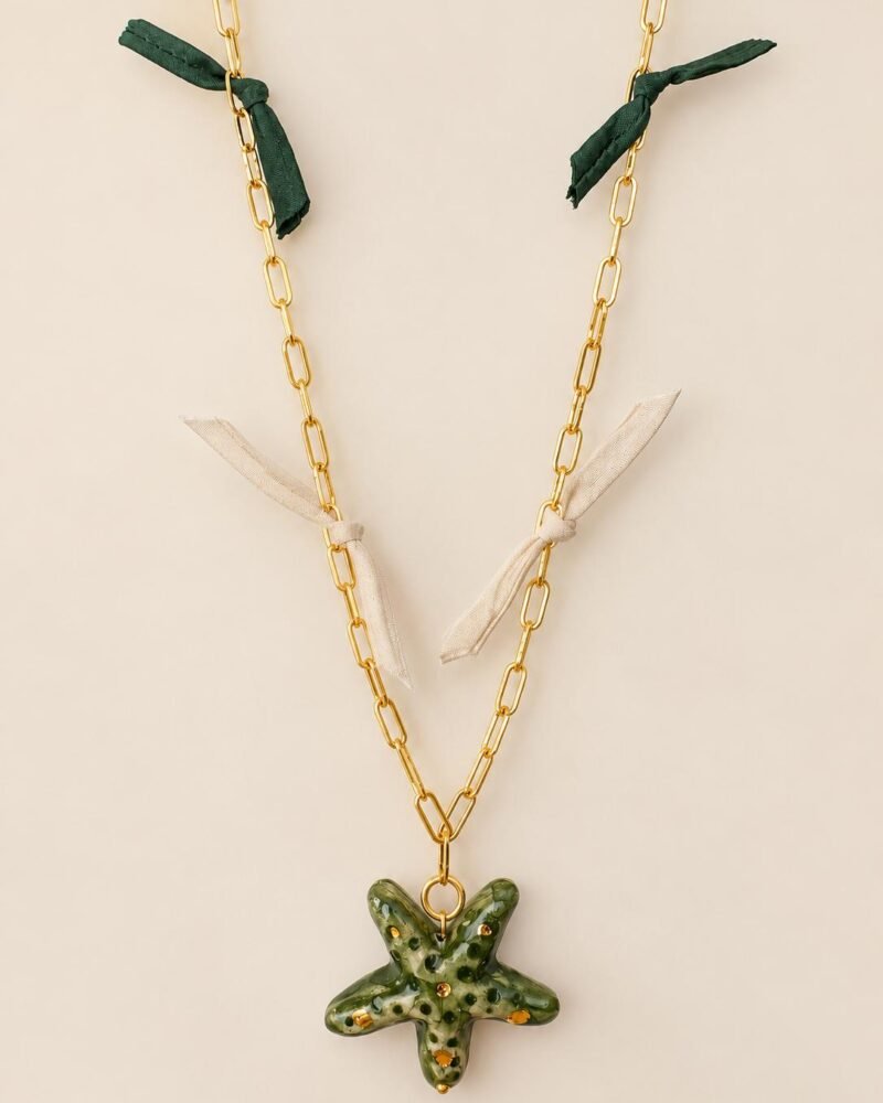 Colgante de estrella de mar de cerámica siciliana verde con cadena dorada y lacitos de seda