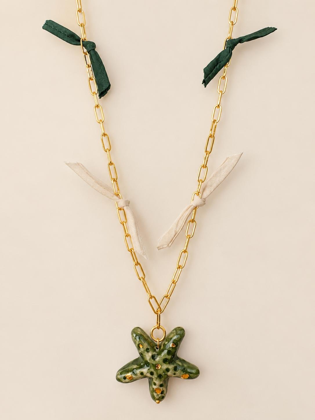 Colgante de estrella de mar de cerámica siciliana verde con cadena dorada y lacitos de seda