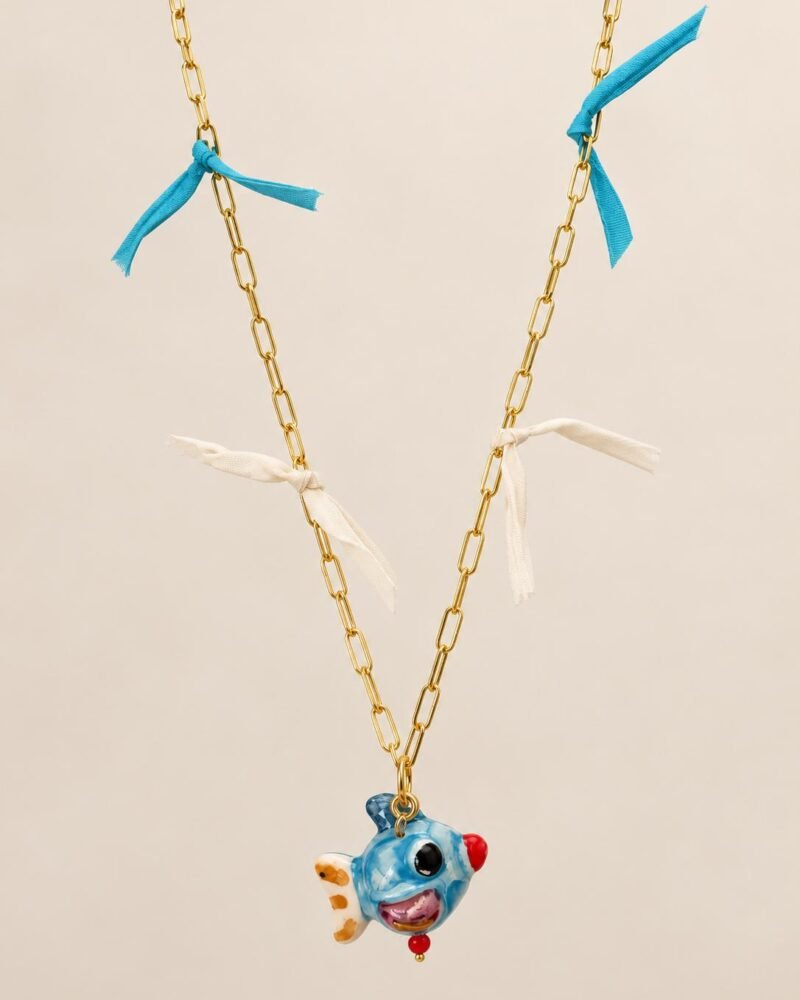 Colgante de pez azul de cerámica siciliana con cadena dorada y lacitos de seda azul turquesa y crudo