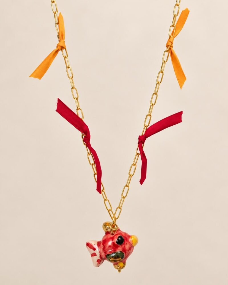Colgante de pez rojo de cerámica siciliana con cadena dorada y lacitos de seda naranja y granate