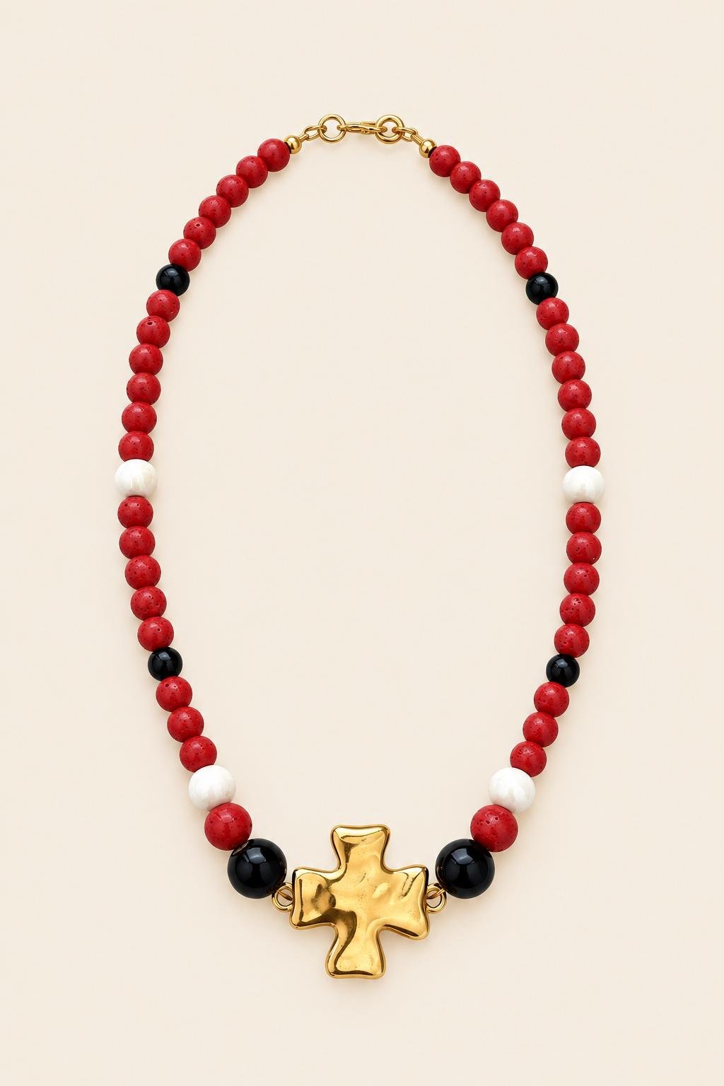 Collar VENUS de coral negro y blanco con cruz en oro brillo