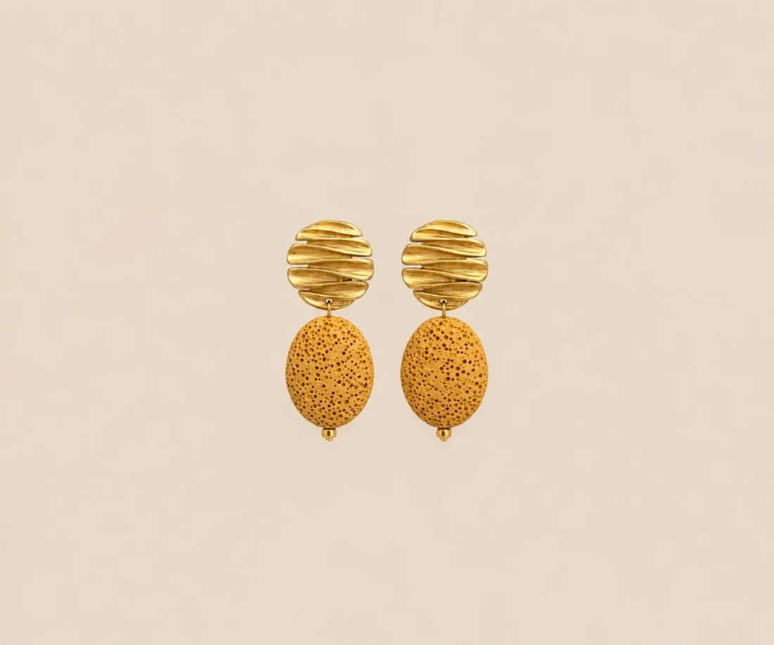 Pendientes CALIA circulares con ondas doradas y piedra natural ocre