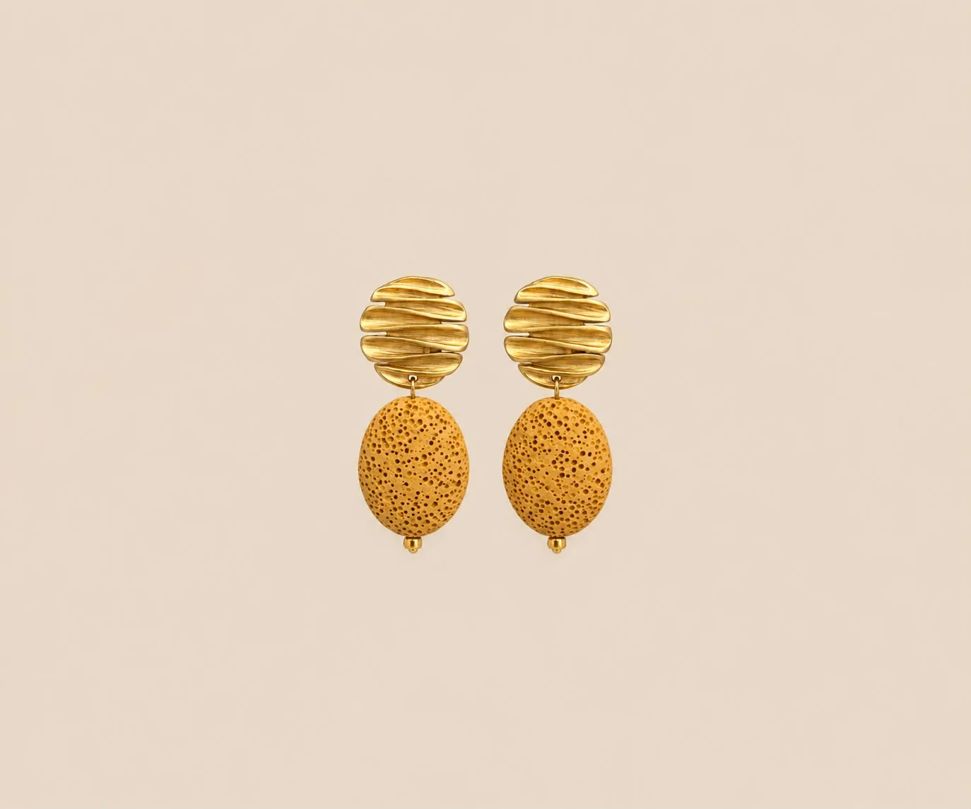 Pendientes CALIA circulares con ondas doradas y piedra natural ocre