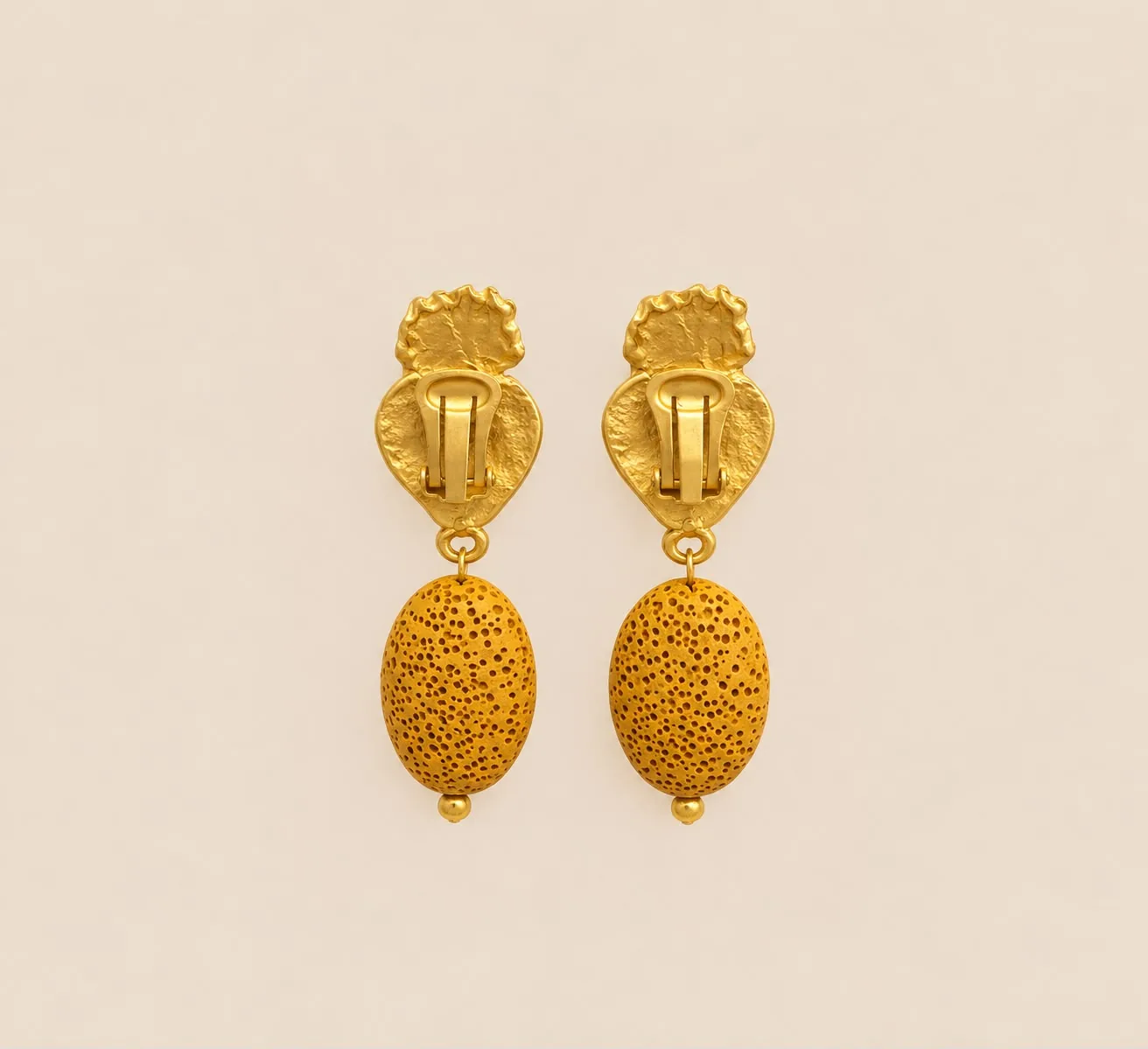 Pendientes CALIA corazón ocre, vista trasera del cierre