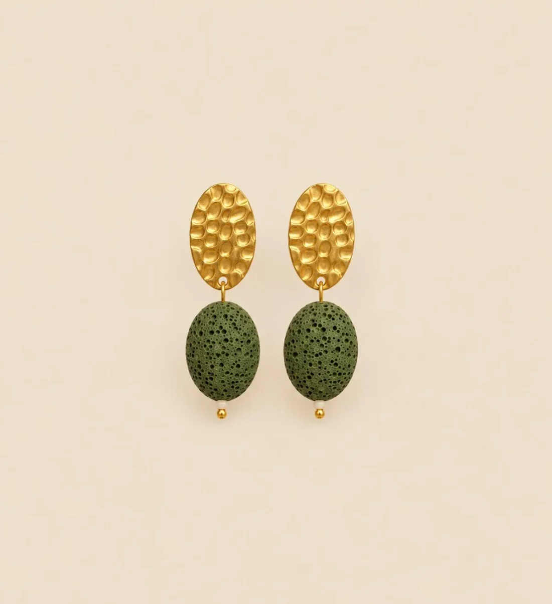 Pendientes CALIA ovalados martillados con piedra natural verde