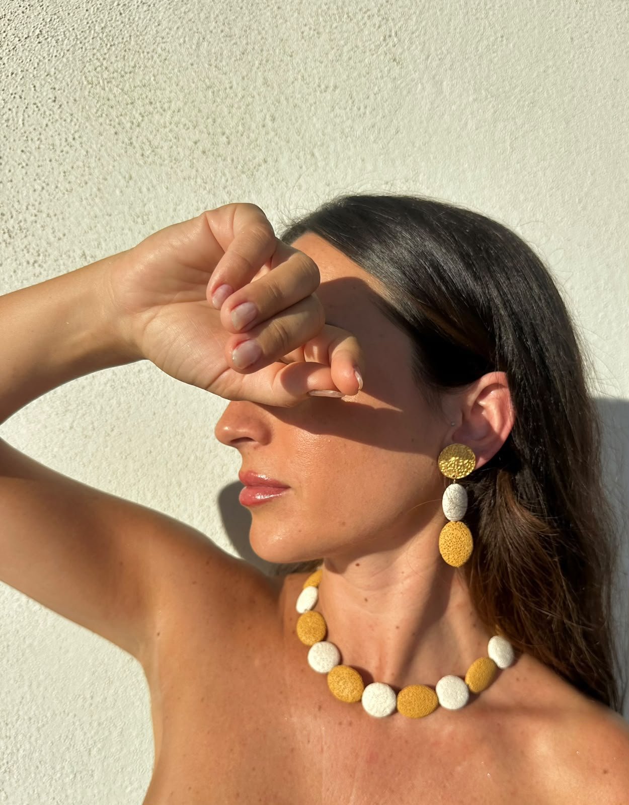 Collar y pendientes CALIA blanco y ocre puestos